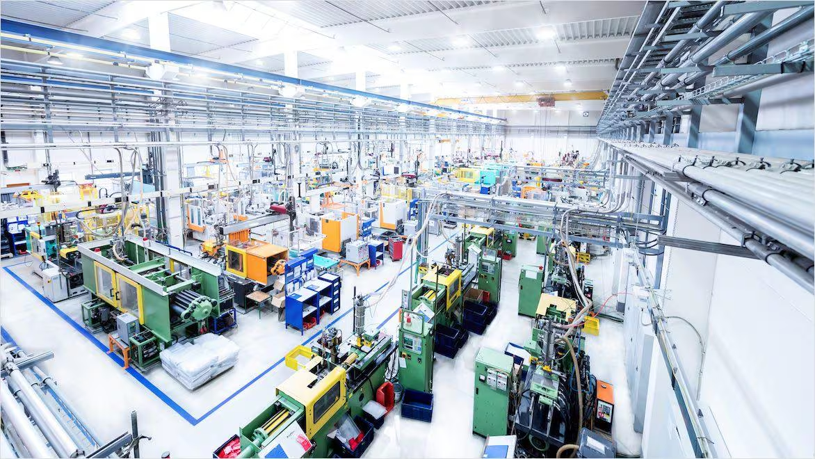 Planta industrial con maquinaria de produccion organizada en lineas de trabajo